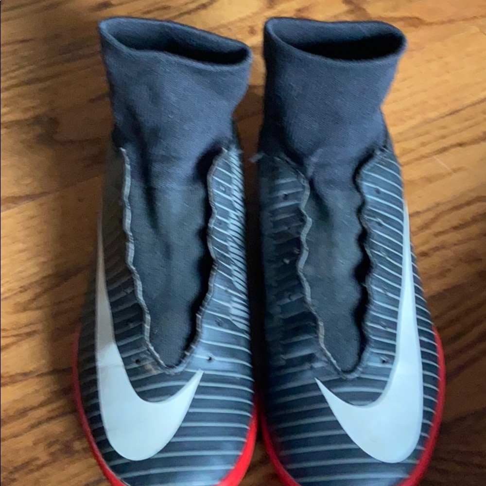 Futsal shoes